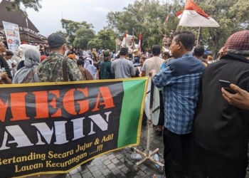 Demo Hak Angket Pemilu Curang di Solo, Spanduk Mega-AMIN Terbentang