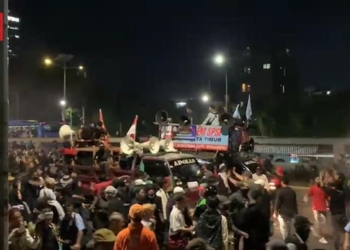 Massa Demo Dukung Hak Angket Depan DPR Dibubarkan Polisi