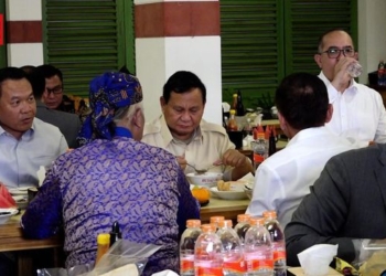 Prabowo Dikerubungi Warga di Warung Bakso Milik Dudung