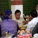 Prabowo Dikerubungi Warga di Warung Bakso Milik Dudung