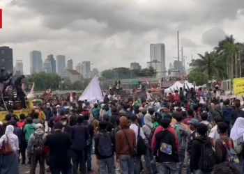 Aksi Massa Tolak Angket Putar Lagu ‘Oke Gas’ di Kompleks DPR