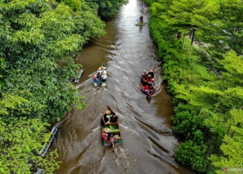 Libur lebaran di wisata irigasi persawahan Nganjuk