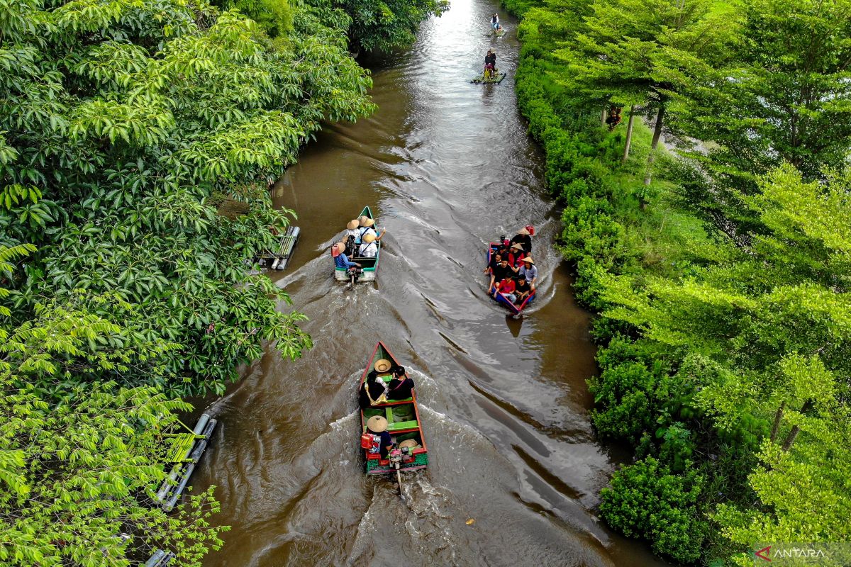 Libur lebaran di wisata irigasi persawahan Nganjuk