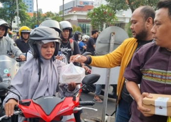 ANTARA Jatim dan Pokja DPRD Surabaya bagi-bagi ratusan takjil