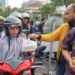 ANTARA Jatim dan Pokja DPRD Surabaya bagi-bagi ratusan takjil
