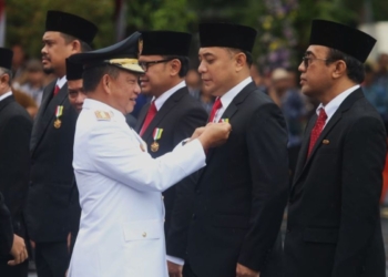 Eri Cahyadi Wali Kota Surabaya pertama terima tanda kehormatan dari Presiden