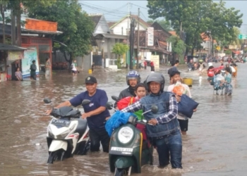 Jalan Kraton Pasuruan lumpuh akibat terendam banjir