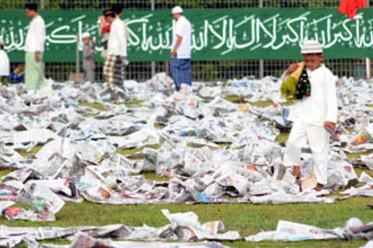 Warga diimbau tidak gunakan koran untuk alas shalat Id