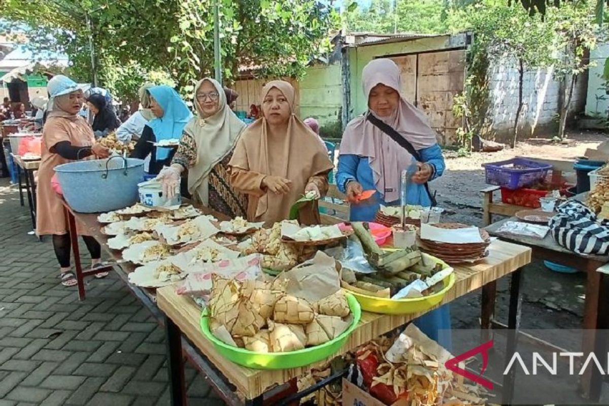 Warga Kediri antusias ikut Lebaran Ketupat