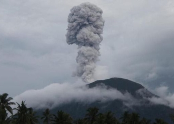 Gunung Ibu Erupsi, Semburkan Abu Vulkanik 3,5 Kilometer