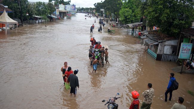 Banjir Kepung Pantura Pasuruan, Jalur Ditutup Sampai Air Surut