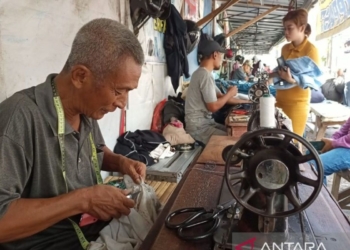Jasa permak pakaian di Tulungagung kewalahan layani order