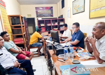 Polres Situbondo mengamankan dua orang terduga calo tiket kapal feri