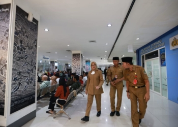 Hari pertama kerja, Bupati Banyuwangi cek pelayanan publik