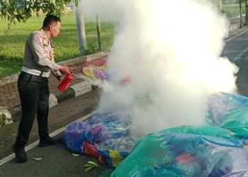 Lebaran Ketupat, Polres Trenggalek sita ratusan balon udara