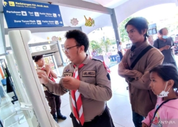 Empat komunitas “railfans” bantu Posko Lebaran Daop Surabaya