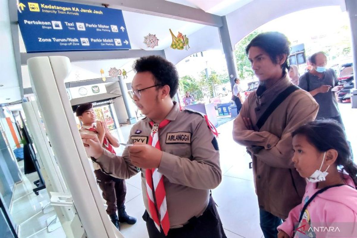 Empat komunitas “railfans” bantu Posko Lebaran Daop Surabaya