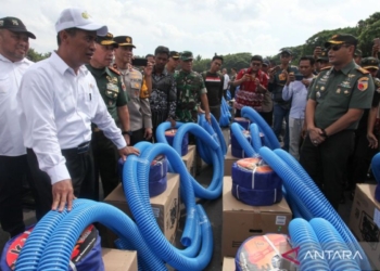 Mentan serahkan bantuan alsintan senilai Rp200 M untuk petani di Jatim