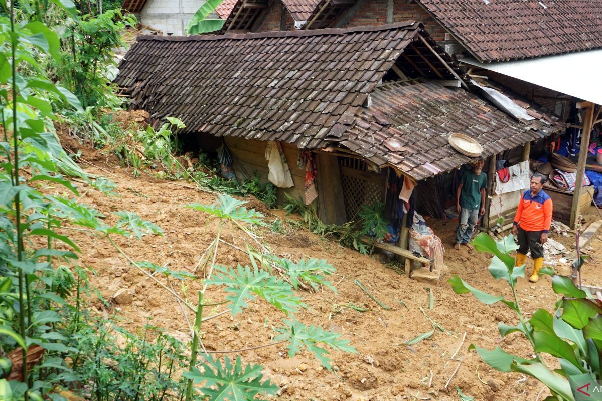 Belasan rumah rusak tertimbun longsor di Trenggalek