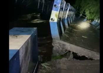 Jembatan putus, warga mengungsi akibat banjir lahar Semeru