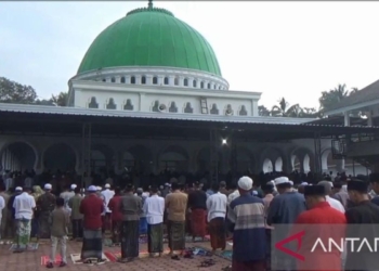 Jamaah Pesantren Mahfilud Dluror di Jember berlebaran hari ini