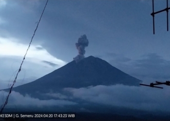 Semeru erupsi dengan letusan abu setinggi 1,5 km