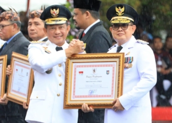 Pj Gubernur Jatim Adhy terima penghargaan dari Mendagri di Hari Otoda XXVIII
