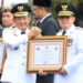 Pj Gubernur Jatim Adhy terima penghargaan dari Mendagri di Hari Otoda XXVIII