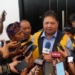 Airlangga soal Surya Paloh Absen Halalbihalal Golkar: Ada Halangan