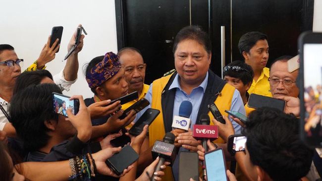 Airlangga soal Surya Paloh Absen Halalbihalal Golkar: Ada Halangan