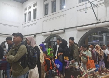 Antrean Ratusan Penumpang KA Tujuan Solo Mengular di Stasiun Senen
