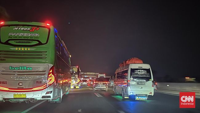 Tol Jakarta-Cikampek Menuju Cipali Padat Merayap