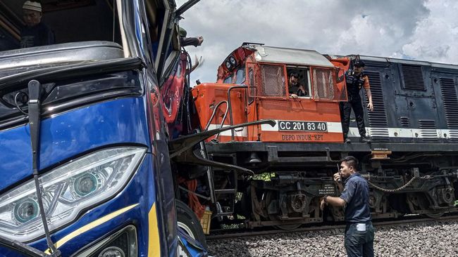 Bus Penumpang Ditabrak Kereta Api di OKU Timur
