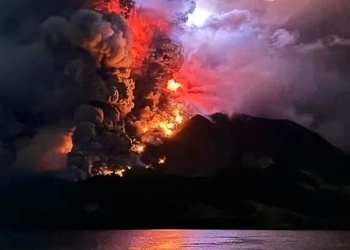 Gunung Ruang Berstatus Awas, 4 Kapal Dikerahkan Evakuasi Warga