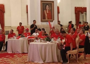 Jokowi hingga Panglima Kompak Pakai Jersey Timnas Nobar U-23 di Istana