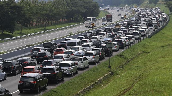 Arus Balik di Tol Japek 2, Kendaraan Tak Bergerak Sepanjang 5 KM