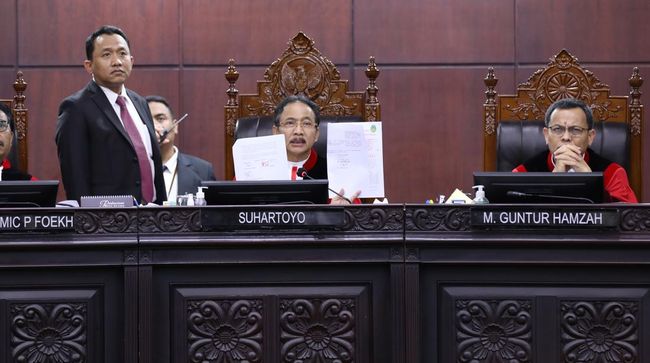 Ketua MK Soroti Beda Tanda Tangan Kuasa Hukum Gugatan Caleg DPD Riau