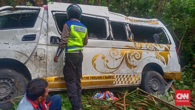 Minibus Jatuh ke Jurang 10 Meter di Sumut, 13 Orang Luka