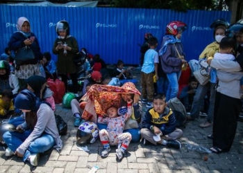 Banyak Pemudik Pingsan Saat Antre di Pelabuhan Ciwandan