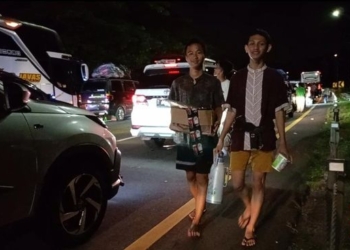 Macet Panjang Pelabuhan Merak Jadi Ladang Pendapatan Warga