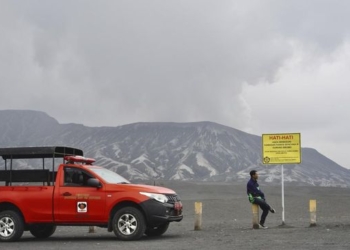 Mobil Pribadi Nekat Masuk Kawasan Bromo, Terjebak di Kubangan
