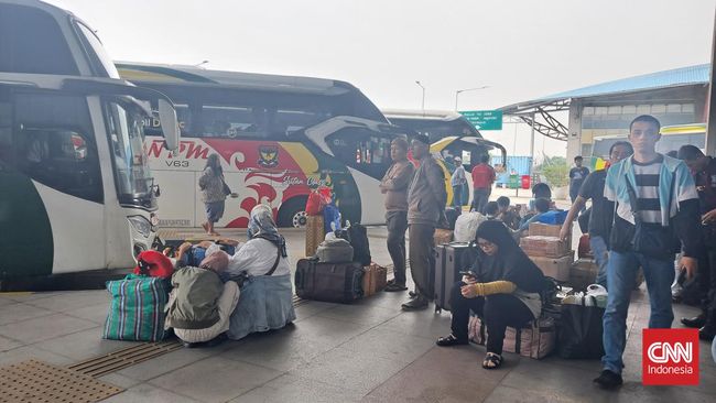 Terminal Pulogebang Ramai, Pemudik Pilih Berangkat Awal Hindari Macet