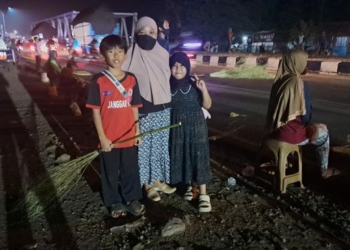 Menantang Bahaya Para Penyapu Receh Jembatan Kali Sewo di Musim Mudik