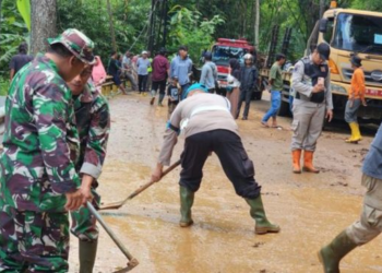Longsor di Jalan Makale-Rantepao Tana Toraja Timpa Ambulans