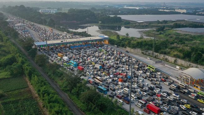 Bus Pemudik Mulai Dominasi Tol Jakarta-Cikampek H-5 Lebaran
