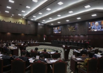 Tim AMIN Bawa Foto Heru Budi Bagi-bagi Bansos Pakai Kantong Biru Muda