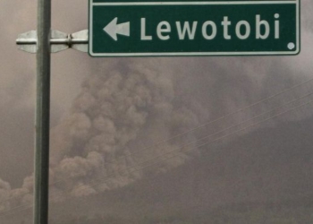 Gunung Lewotobi Laki-Laki Erupsi, Sumburkan Abu Setinggi 700 Meter