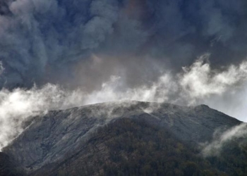 Banjir Lahar Dingin Gunung Marapi Putus Jalan Bukittinggi-Padang