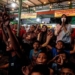 Momen Sultan HB X Lesehan Bareng Warga Nobar Timnas U-23 Semalam