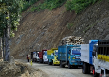 Jalan nasional terdampak longsor di Lumajang